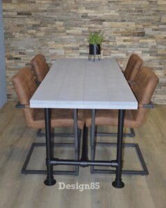 steigerbuis-meubelen-vragen-tafel-met-vintage-stoelen steigerbuis meubelen vragen met vintage stoelen